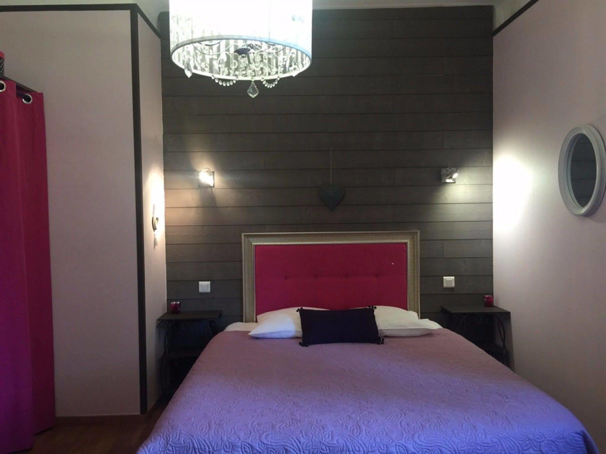 O Clair De Lune Au Coeur De Sarlat - Chambres Climatisees - Parking Prive - Piscine Chauffee - Spa Et Massages Екстериор снимка